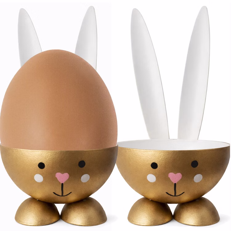 2 Eierbecher Hase Gold aus Metall Osterhase 10 cm gedeckter Tisch Ostern Oster-Deko Dekoration Frühling Osterfest Osterbrunch Tisch-Deko Goldener Osterhasen-Eierbecher aus Metall mit eingesetztem braunen Frühstücksei; das Ei sitzt passgenau bis zum Rand in der Schale.