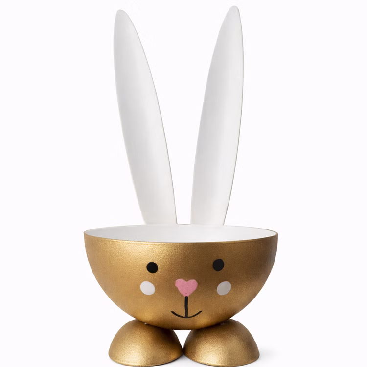 Eierbecher-Set 4 Stück Hase Gold aus Metall Osterhase gedeckter Tisch Ostern Oster-Deko Dekoration Frühling Osterfest Osterbrunch Tisch-Deko Goldfarbener Eierbecher in Form eines Hasen aus Metall mit weißen Ohren, rosa Herz-Nase und kleinen goldenen Füßen auf weißem Hintergrund.