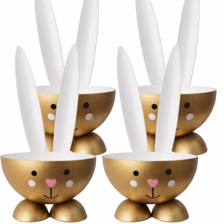 Eierbecher-Set 4 Stück Hase Gold aus Metall Osterhase gedeckter Tisch Ostern Oster-Deko Dekoration Frühling Osterfest Osterbrunch Tisch-Deko Vier goldene Eierbecher in Hasenform aus Metall nebeneinander auf weißem Hintergrund.
