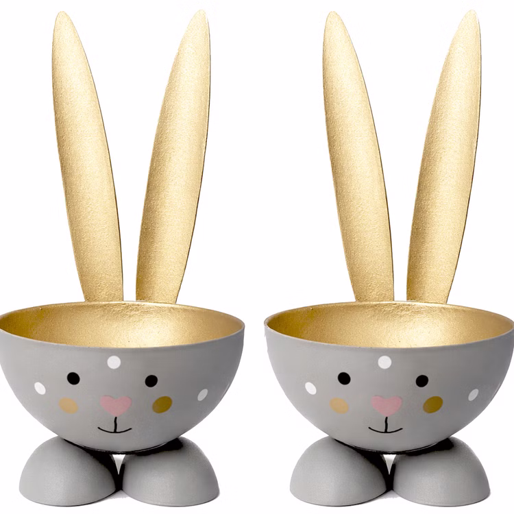2 Eierbecher Hase Grau aus Metall Osterhase 10 cm gedeckter Tisch Ostern Oster-Deko Dekoration Frühling Osterfest Osterbrunch Tisch-Deko Zwei graue Hasen-Eierbecher mit goldenen Ohren auf weißem Hintergrund, nebeneinander positioniert; beide zeigen ein gemaltes Gesicht mit rosa Herz-Nase.