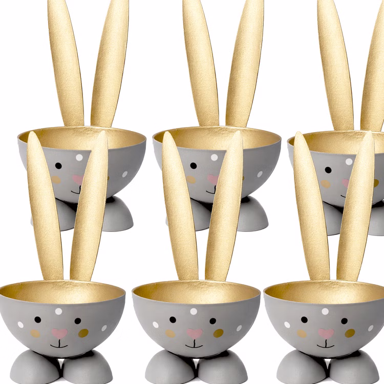 Eierbecher-Set 6 Stück Hase Gold aus Metall Osterhase gedeckter Tisch Ostern Oster-Deko Dekoration Frühling Osterfest Osterbrunch Tisch-Deko Sechs graue Hasen-Eierbecher mit weißen Punkten und goldfarbener Innenseite nebeneinander auf weißem Hintergrund arrangiert.