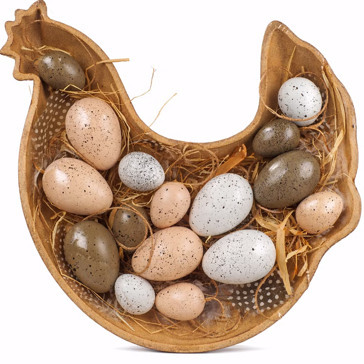 Osterdeko Holzschale Huhn 27 x 30 cm mit 16 Dekoeiern Osternest Oster-Dekoration Tisch-Deko Osterfest FRühjahr Frühling Henne mit Eiern Holzeier Ostereier Holzschale in Huhn-Form mit 16 gesprenkelten Dekoeiern in Naturtönen auf weißem Hintergrund.