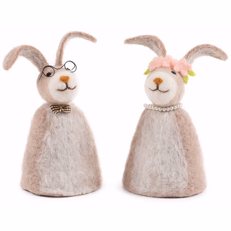 2 Eierwärmer Hasen aus Filz Hasenmann & Hasenfrau Tisch-Deko Ostern Osterbrunch Osterfrühstück Tisch-Deko Osterhase Osterfest Zwei Filz-Eierwärmer in Hasenform – Hasenmann mit Brille und Schleife, Hasenfrau mit Blütenkranz und Perlenkette – vor weißem Hintergrund.