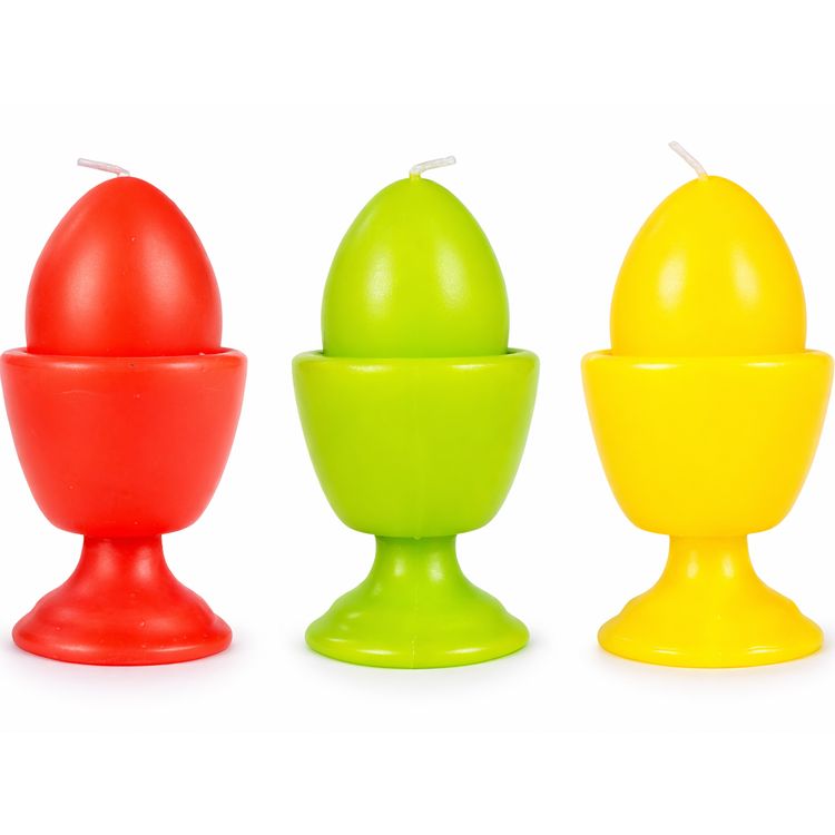 Drei bunte Kerzen in Eierform mit integriertem Eierbecher-Design in Rot, Grün und Gelb vor weißem Hintergrund.