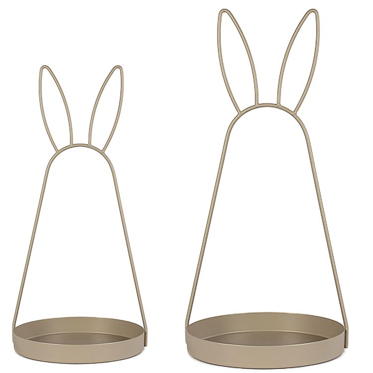 Goldfarbene Metall-Dekoschale mit Hasenohren, 39 cm hoch und 18 cm Durchmesser, auf weißem Hintergrund freigestellt.