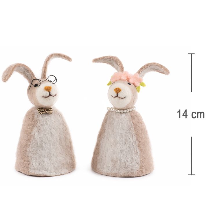 Eierwärmer Hasen aus Filz 4er-Set Hasenmann & Hasenfrau Tisch-Deko Ostern Vier Filz-Eierwärmer in Hasenform – 2 mal Hasenmann mit Brille und Schleife, 2 mal Hasenfrau mit Blütenkranz und Perlenkette – vor weißem Hintergrund.