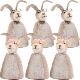 Sechs Filz-Eierwärmer in Hasenform – 3 mal Hasenmann mit Brille und Schleife, 3 mal Hasenfrau mit Blütenkranz und Perlenkette – vor weißem Hintergrund.