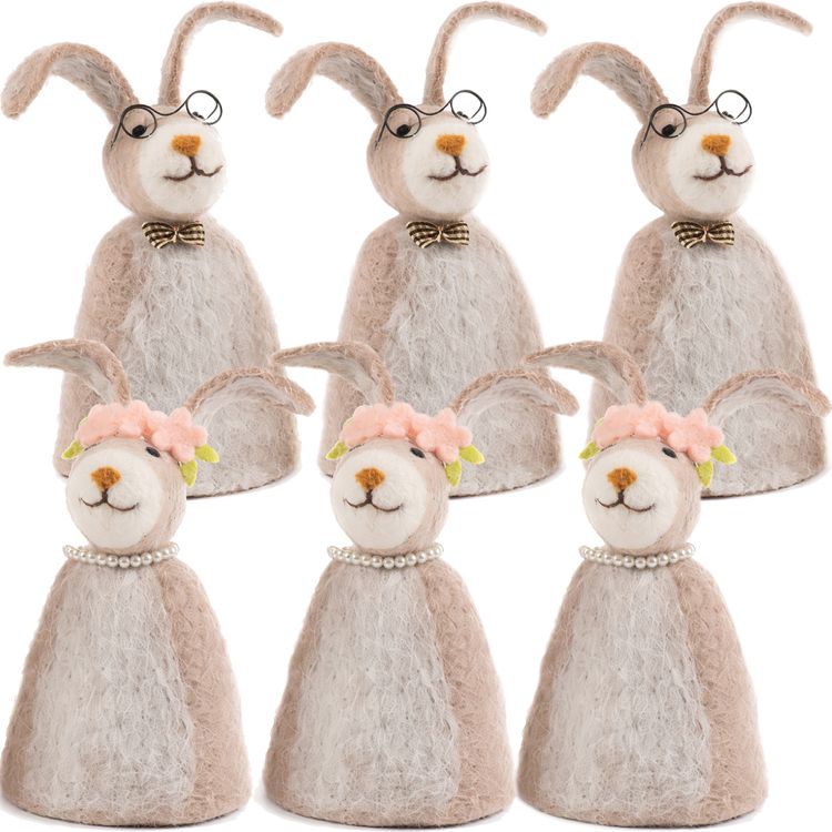 Sechs Filz-Eierwärmer in Hasenform – 3 mal Hasenmann mit Brille und Schleife, 3 mal Hasenfrau mit Blütenkranz und Perlenkette – vor weißem Hintergrund.