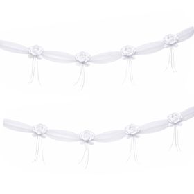 Detailansicht der weißen Hochzeitsgirlande mit Rosenblüten entlang der Motorhaube eines Fahrzeugs.