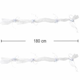Detailansicht der weißen Hochzeitsgirlande mit Rosenblüten entlang der Motorhaube eines Fahrzeugs.