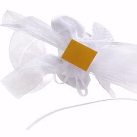 Detailaufnahme der Befestigung mit Klebepunkt auf der Rückseite der weißen Organza-Girlande.