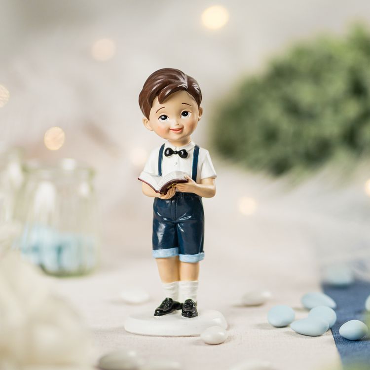 Kommunion Tortenfigur Junge mit Bibel 15,5 cm – Kommunionskuchen Deko Weiß Blau Kommunion Tortenfigur Junge mit Bibel in Weiß und Blau – detailreiche Dekoration für Kommunionskuchen oder Tischdeko zur Erstkommunion.