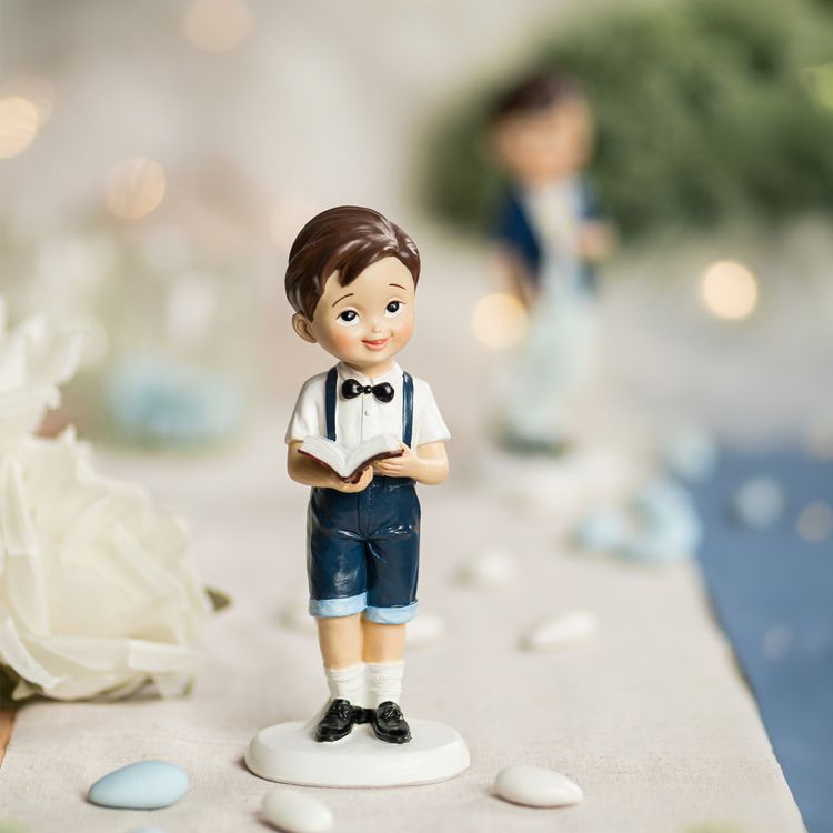 Kommunion Tortenfigur Junge mit Bibel 15,5 cm – Kommunionskuchen Deko Weiß Blau Kommunion Tortenfigur Junge mit Bibel in Weiß und Blau – detailreiche Dekoration für Kommunionskuchen oder Tischdeko zur Erstkommunion.