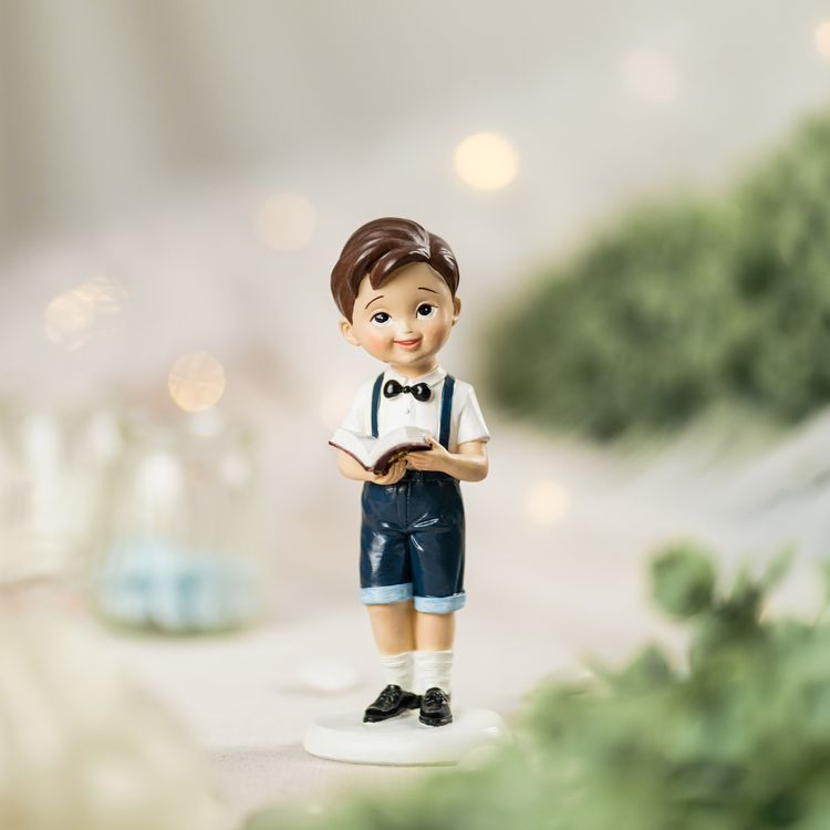 Kommunion Tortenfigur Junge mit Bibel 15,5 cm – Kommunionskuchen Deko Weiß Blau Kommunion Tortenfigur Junge mit Bibel in Weiß und Blau – detailreiche Dekoration für Kommunionskuchen oder Tischdeko zur Erstkommunion.