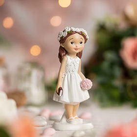 Kommunionfigur Mädchen mit Blumenkranz, Bibel und rosa Blumenstrauß als dekorative Tischfigur zur Erstkommunion.