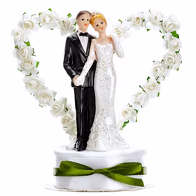 Tortenaufsatz Hochzeitspaar in Weiß mit Herz aus Rosen, Braut im Kleid und Bräutigam im Anzug auf dekorativem Sockel mit grünem Band.