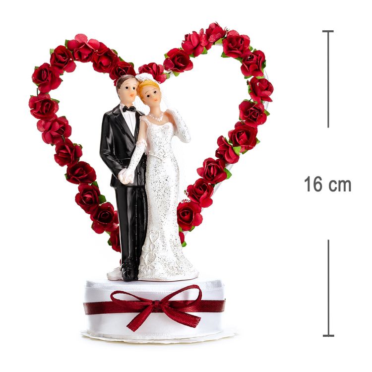Figur Hochzeitspaar Herz Rot 16 cm Tortenaufsatz Tisch-Deko Party-Zubehör Tortenaufsatz Hochzeitspaar mit rotem Rosenherz, Braut in weißem Kleid und Bräutigam im schwarzen Anzug auf Sockel mit roter Schleife.