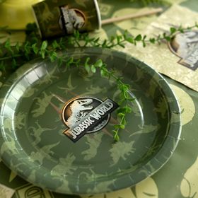 Komplettübersicht des 34-teiligen Jurassic World Party-Sets mit Tellern, Bechern, Servietten, Banner und Tischdecke im Dinosaurier-Design.