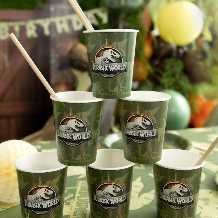 Jurassic World XXL Party-Set Dinosaurier Party-Deko 46-Teile T-Rex Geburtstag Jurassic World XXL Party-Set mit Banner, Tischdecke, Tellern, Bechern, Ballons, Servietten und Geschenktüten als Gesamtübersicht.