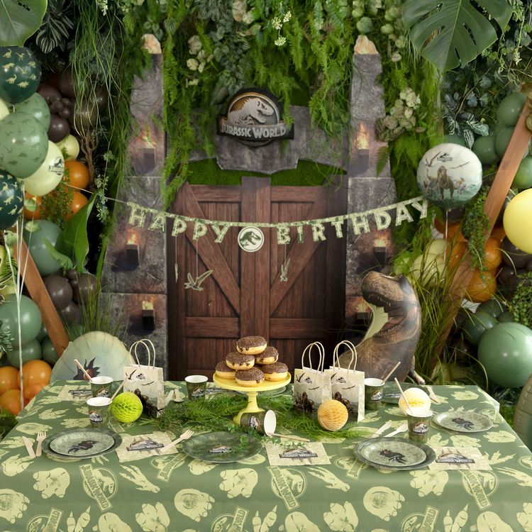 Jurassic World XXL Party-Set Dinosaurier Party-Deko 46-Teile T-Rex Geburtstag Jurassic World XXL Party-Set mit Banner, Tischdecke, Tellern, Bechern, Ballons, Servietten und Geschenktüten als Gesamtübersicht.