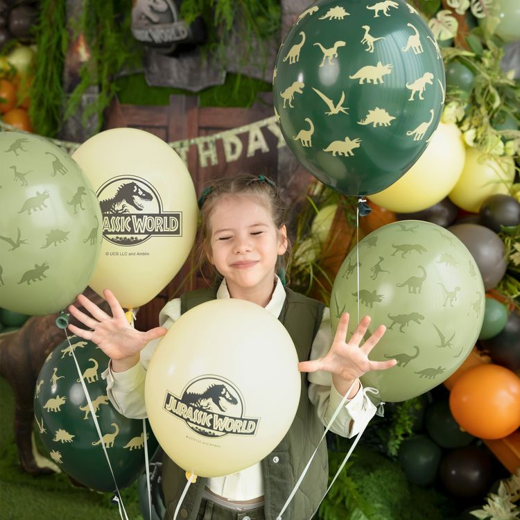 Jurassic World XXL Party-Set Dinosaurier Party-Deko 46-Teile T-Rex Geburtstag Jurassic World XXL Party-Set mit Banner, Tischdecke, Tellern, Bechern, Ballons, Servietten und Geschenktüten als Gesamtübersicht.