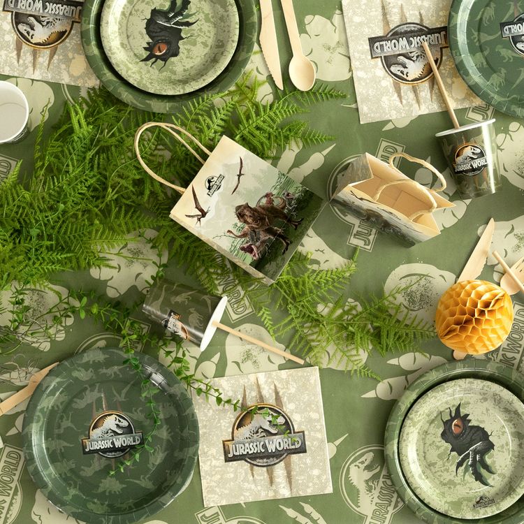 Jurassic World XXL Party-Set Dinosaurier Party-Deko 46-Teile T-Rex Geburtstag Jurassic World XXL Party-Set mit Banner, Tischdecke, Tellern, Bechern, Ballons, Servietten und Geschenktüten als Gesamtübersicht.