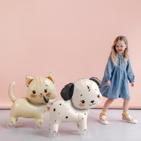 Kind zieht Katze Folienballon auf Rädern, süßer Kitty Luftballon als Spielzeug und Party-Deko für Kindergeburtstag.