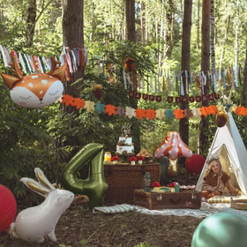 Waldparty mit Reh Folienballon Feli, Tierballon als Deko für Kindergeburtstag und Motto-Party.
