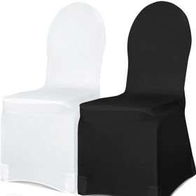 Vorderansicht: Weiße Stuhlhusse aus mattem, elastischem Stoff, straff über einen Stuhl mit runder Rückenlehne gezogen, elegante und faltenarme Passform.