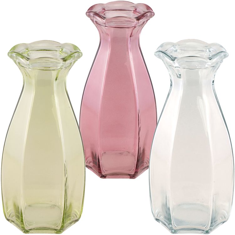 Grüne Glasvase Corolle mit geschwungener Form und dekorativ gewelltem Rand auf hellem Hintergrund.