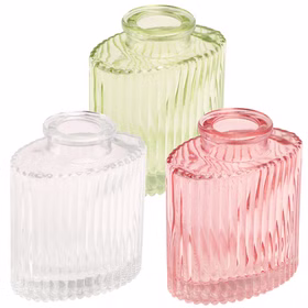 Drei Mini-Glasvasen „Helios“ in Grün, Rosa und Transparent mit geriffelter Oberfläche und kompakter Form.