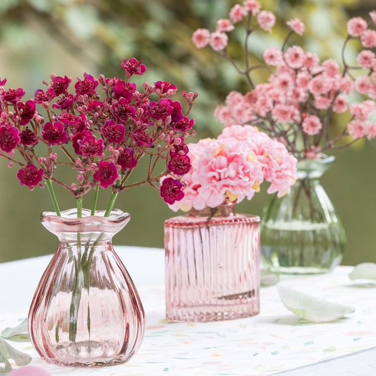 Mini-Glasvase „Helios“ in Rosa mit geriffelter Oberfläche, rechteckiger Form und kleiner Öffnung auf hellem Hintergrund.