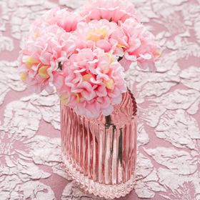 Drei Mini-Glasvasen in Rosa, Grün und Transparent mit geriffelter Oberfläche und unterschiedlicher Form auf hellem Hintergrund.