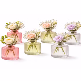 Mini Glasvasen-Set 6er Rosa Grün Klar Tisch-Deko Hochzeit Geburtstag gedeckter Tisch Blumenvase kleine Glasvase Dekoration Events Sechs kleine Glasvasen in Rosa, Grün und Transparent, dekoriert mit zarten Blumen auf hellem Hintergrund.