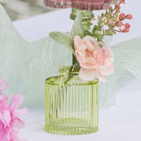 Bunt gemischtes Mini-Glasvasen-Set mit kleinen Blumenarrangements als stilvolle Tischdeko im romantischen Ambiente.