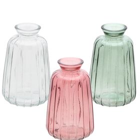 Grüne Glasvase Verone mit schmaler Öffnung und vertikaler Struktur, freigestellt auf hellem Hintergrund.