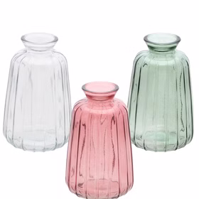Glasvase Verone in drei Farbvarianten: Transparent, Rosa und Grün, gemeinsam freigestellt auf hellem Hintergrund.