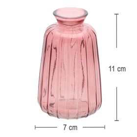 Grüne Glasvase Verone mit schmaler Öffnung und vertikaler Struktur, freigestellt auf hellem Hintergrund.