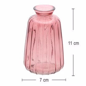 Rosa Glasvase Verone mit vertikaler Rillenstruktur und Maßangaben, 7 cm breit und 11 cm hoch, freigestellt auf hellem Hintergrund.