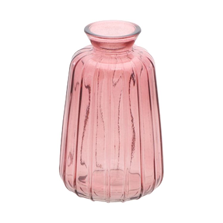 Grüne Glasvase Verone mit schmaler Öffnung und vertikaler Struktur, freigestellt auf hellem Hintergrund.