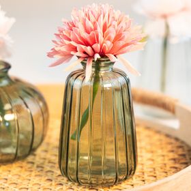 Glasvasen Verone in drei Farben mit floralen Arrangements als dekoratives 6er-Set auf hellem Hintergrund.