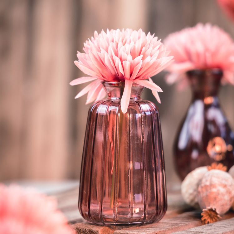 Glasvasen Verone in drei Farben mit floralen Arrangements als dekoratives 6er-Set auf hellem Hintergrund.