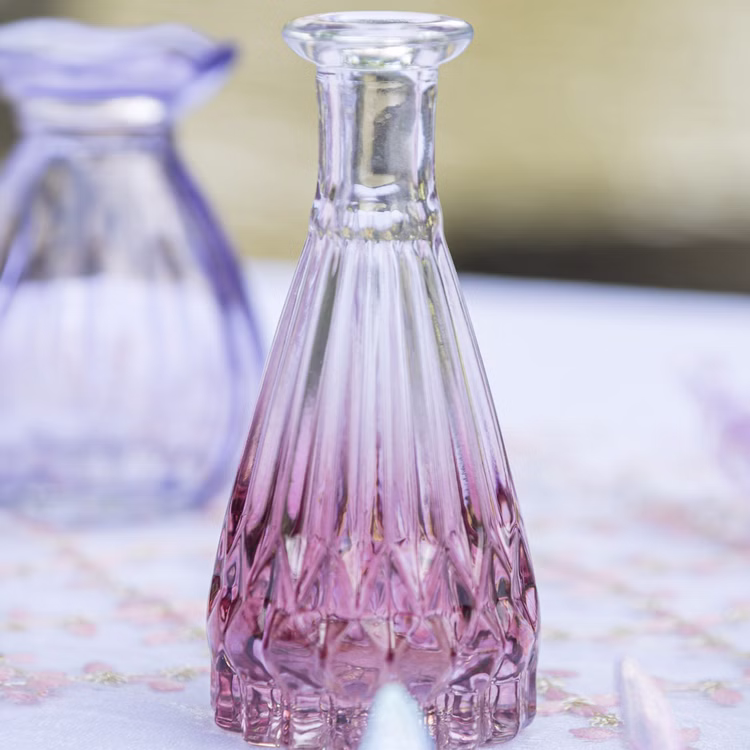 Glasvase Alexandrin Blumenvase 14,5 cm Deko-Vase mit Farbverlauf Rosa Tisch-Deko Geburtstag Hochzeit Wohnaccessoire Wohnen & Möbel Kleine Blumenvase Große rosa Glasvase Alexandrin als Tischdeko mit lilafarbenen Kunstblumen auf einer festlich dekorierten Tafel.