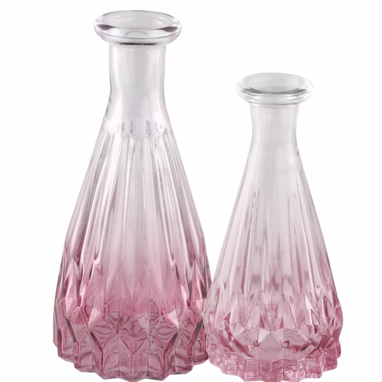 2 Glasvasen mit Rosa Farbverlauf 14,5 & 10,7 cm Tischdeko Hochzeit Geburtstag Glasvasen-Set Blumenvase Tisch-Deko dekorativ Vasen-Set Wohnaccessoire Zwei Glasvasen mit rosa Farbverlauf im Set, eine in 14,5 cm Höhe und eine kleinere in 10,7 cm, vor hellem Hintergrund.