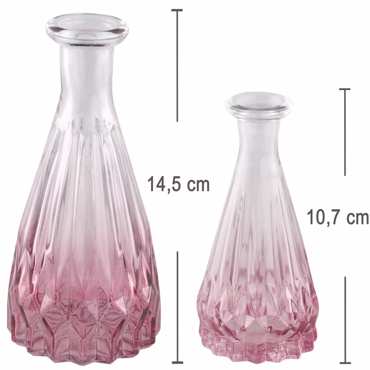 2 Glasvasen mit Rosa Farbverlauf 14,5 & 10,7 cm Tischdeko Hochzeit Geburtstag Glasvasen-Set Blumenvase Tisch-Deko dekorativ Vasen-Set Wohnaccessoire Zwei rosa Glasvasen mit eingezeichneten Maßen: große Vase 14,5 cm hoch, kleine Vase 10,7 cm hoch, dekorativ nebeneinander.
