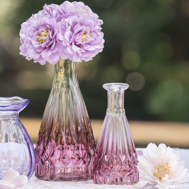 Zwei Glasvasen mit rosa Farbverlauf im Set, eine in 14,5 cm Höhe und eine kleinere in 10,7 cm, vor hellem Hintergrund.