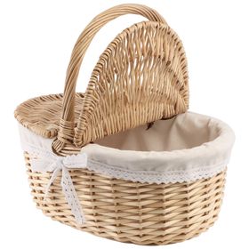 Geflochtener Picknickkorb aus Weide mit geöffnetem Deckel und hellem Stoffeinsatz mit Spitze.