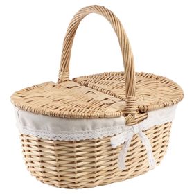 Geflochtener Picknickkorb aus Weide mit geöffnetem Deckel und hellem Stoffeinsatz mit Spitze.