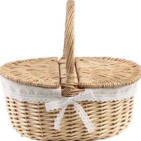 Geflochtener Picknickkorb aus Weide mit geöffnetem Deckel und hellem Stoffeinsatz mit Spitze.