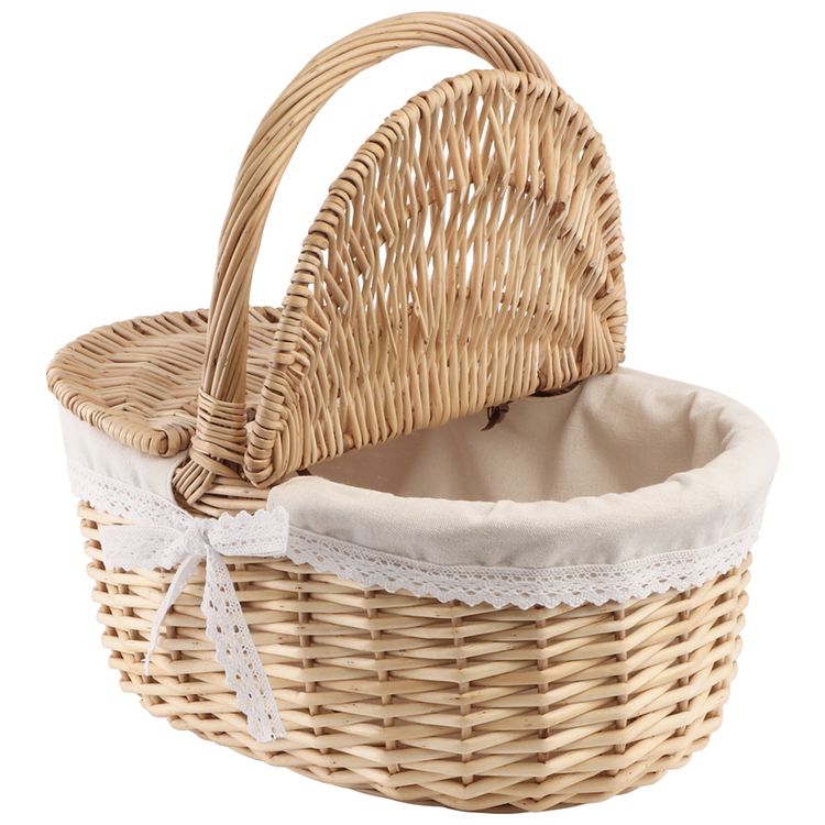 Geflochtener Picknickkorb aus Weide mit geöffnetem Deckel und hellem Stoffeinsatz mit Spitze.